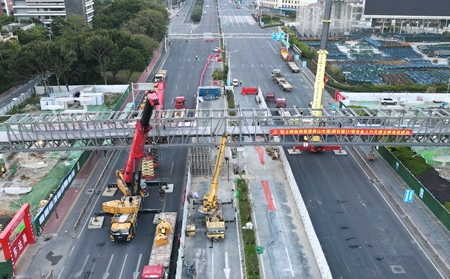 不銹鋼手拉葫蘆應(yīng)用于佛山鋁合金人行天橋吊裝工作