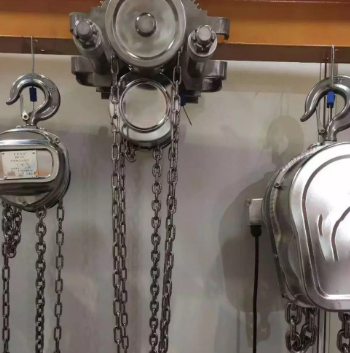 不銹鋼電動(dòng)葫蘆在檢修吊裝風(fēng)淋室中的應(yīng)用