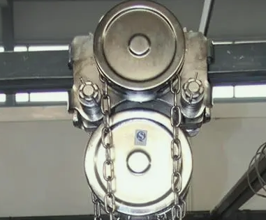 用不銹鋼手拉葫蘆吊起烤全羊的方法不錯(cuò)